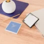 paire de bloc notes carrés sur bureau en bois
