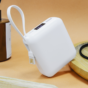 Batterie de secours personnalisée 10 000 mAh blanc mise en scene sur fond orange