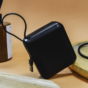 Batterie de secours personnalisée 10 000 mAh noir mise en scene sur fond orange