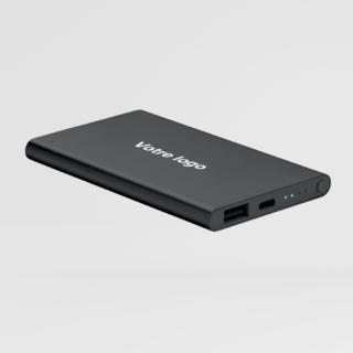 Powerbank 4000 mAh en aluminium recyclé avec câble USB-C sur fond gris