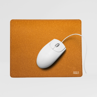 Tapis de souris personnalisé en cuir recyclé made in France sur fond gris