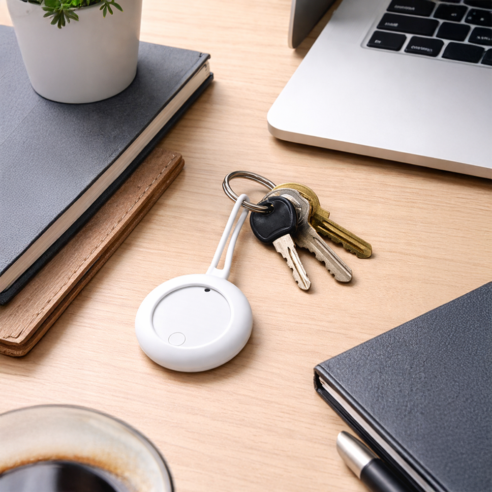 Tag connecté de localisation avec porte-clés silicone sur bureau en bois