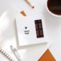 carte de voeux tablette de chocolat étui personnalisé situation sur un bureau